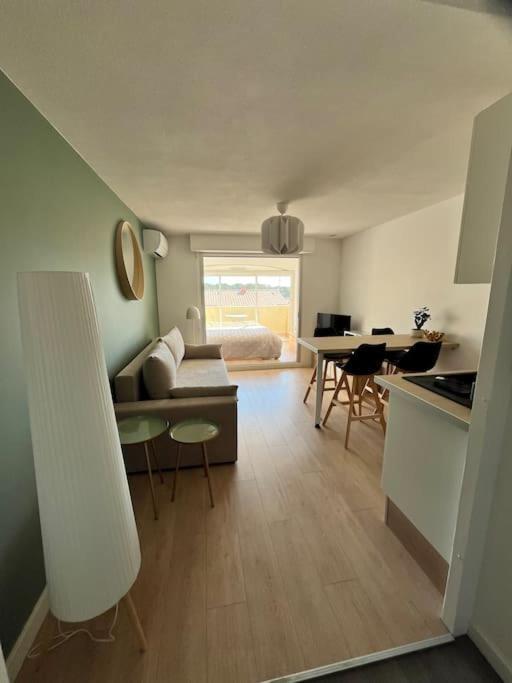 Vue Avec Piscine Et Terrain De Tennis Apartamento Sausset-les-Pins